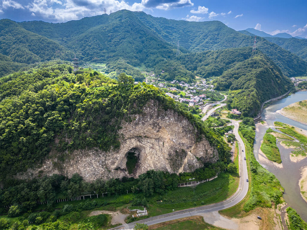 Скеля Івабана в Чикумі, Японія. - Фото, зображення