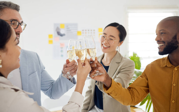 Succes, toast en champagne met zakenmensen in functie voor winnaar, feest en ondersteuning. Teamwork, party en vrienden met medewerkers en proost voor community, prestatie en felicitaties. - Foto, afbeelding