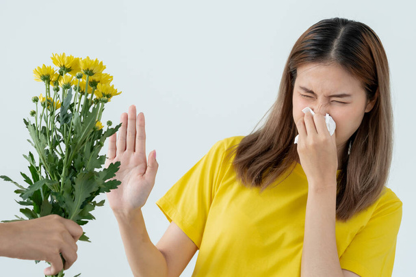 Pollen Allergieën, Aziatische jonge vrouw niezen in een zakdoek of blazen in een doekje, allergisch voor wilde lentebloemen of bloesems in het voorjaar. allergische reactie, ademhalingsproblemen - Foto, afbeelding