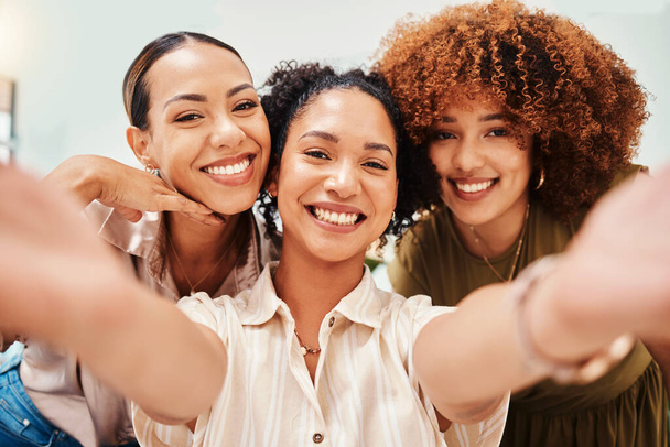 Selfie, Büro oder Porträt von Frauen, die gemeinsam ein Foto für Teamarbeit in der Arbeitspause machen. Modedesigner, Lächeln oder aufgeregte Gruppe glücklicher Freunde auf einem Bild für ein Social-Media-Gedächtnis. - Foto, Bild