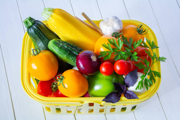 Légumes frais mûrs dans un panier jaune - Photo, image