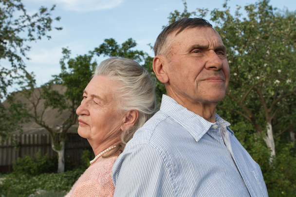 Старша пара обіймає один одного в сільській місцевості
 - Фото, зображення