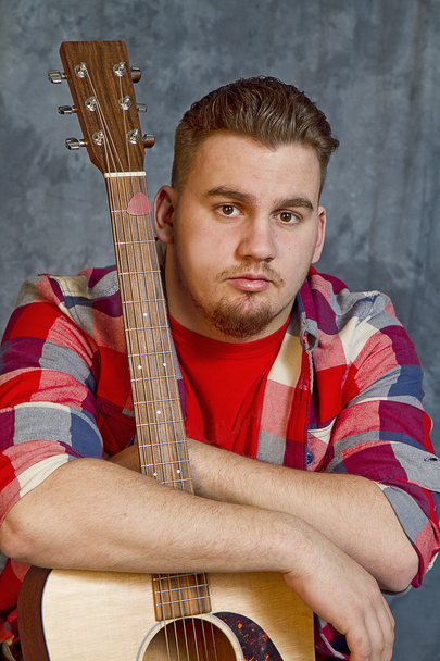 Młody mężczyzna z gitara akustyczna - Zdjęcie, obraz