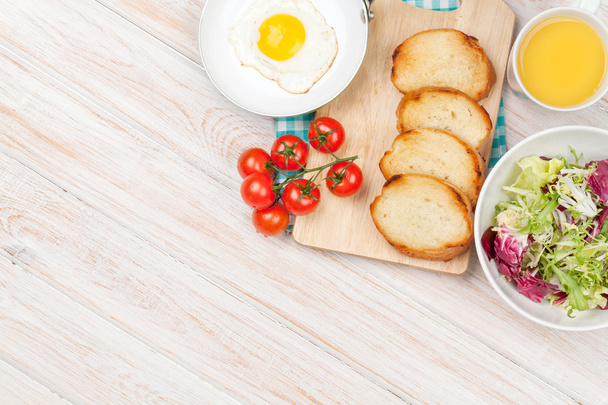 Sázené vejce, toasty a salátem - Fotografie, Obrázek