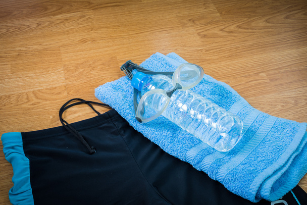 γυαλιά και μαγιό, μπουκάλια νερού, πετσέτα - Φωτογραφία, εικόνα
