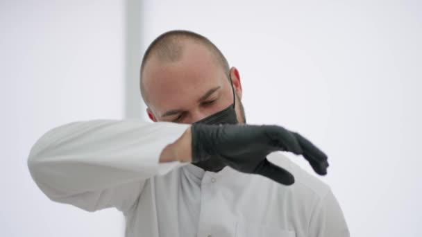 Movimento lento de um médico limpando a testa em um hospital após uma grande operação - Filmagem, Vídeo