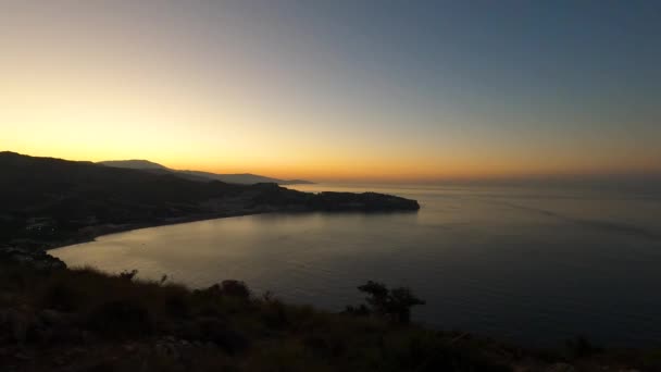 Sonnenaufgang über dem Mittelmeer vom Cerro Gordo aus. La Herradura, Andulasia, Südspanien - Filmmaterial, Video