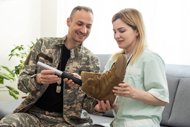 Retrato de um oficial militar dos EUA deficiente segurando a perna da prótese. Foto de alta qualidade - Foto, Imagem