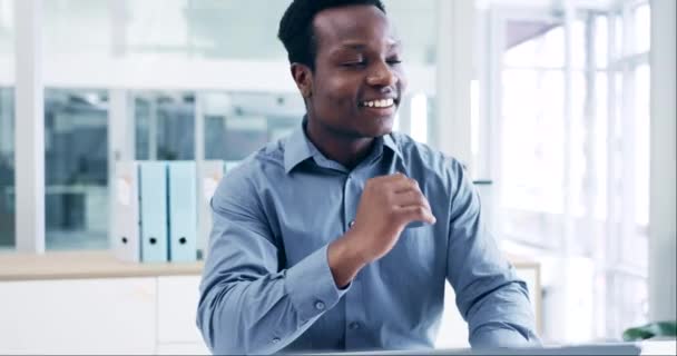 Zaken, denken en zwarte man met een glimlach, kans en beslissing met planning, project en consultant. Afrikaanse persoon, werknemer en verkoopagent brainstormen, oplossing en probleemoplossing. - Video