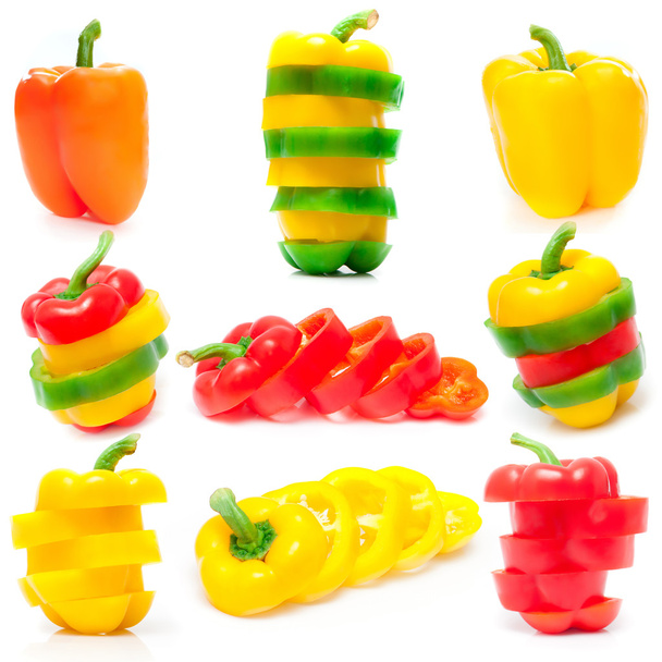 whole and sliced sweet peppers - Foto, imagen