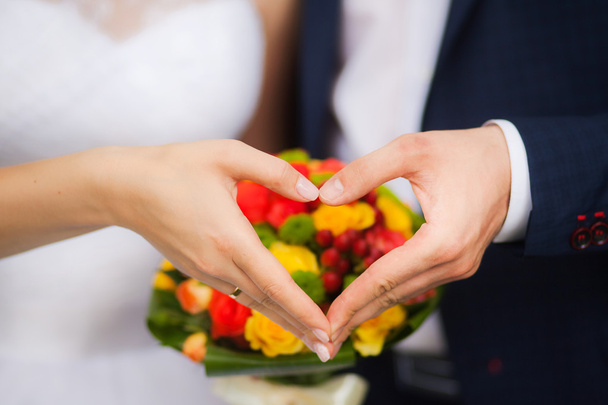 Happy newlyweds, hands show heart - symbol of love - Foto, Bild