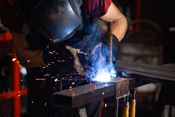 сварщик, сварщик, мастер, монтаж технической стали Промышленный, стальной сварщик на заводе технический - Фото, изображение