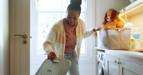 Musta äiti, lapsi ja piiloutua pyykkikoriin, yllätys ja hauskaa kotona yhdessä. Afrikkalainen äiti, puhdistus ja lapsi kontissa, liimaus ja hauska, nauraa ja tyttö leikkiä, onnellinen ja wow talossa. - Materiaali, video