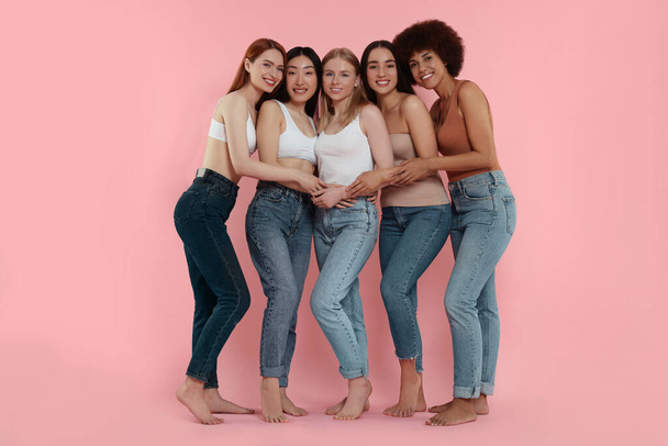 Group of beautiful young women on pink background - Foto, imagen