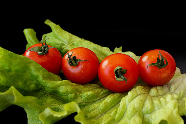 Salad and tomatoes on black background - Foto, immagini
