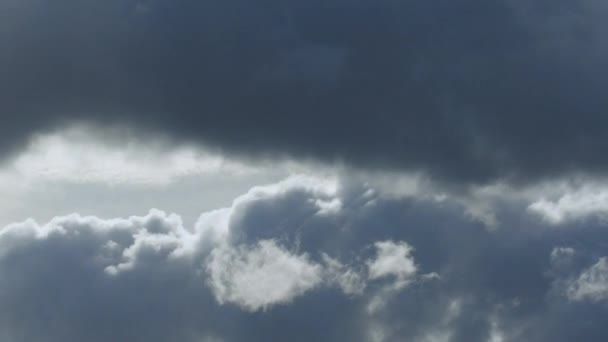 Timelapse великих хмар зі змінною погодою - Кадри, відео