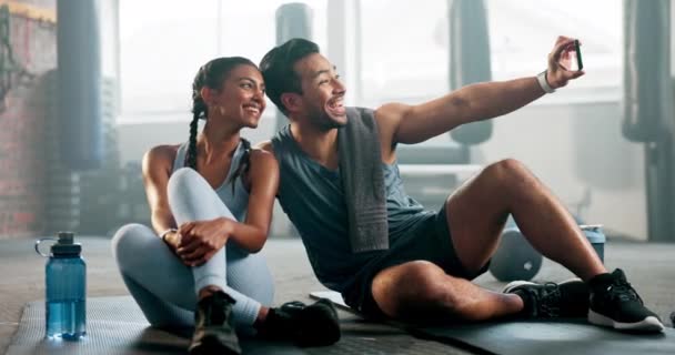 Selfie, emberek és edzőterem rugalmas testmozgás vagy fitness képzés a közösségi média. Ázsiai férfi vagy testépítő és erős indiai nő, mint edzés barátok vagy pár profil kép befolyásoló post. - Felvétel, videó