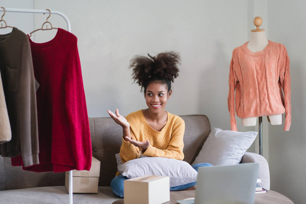 Afrikkalainen amerikkalainen muoti kauppias nainen esittelee ja myy online-vaatteita live streaming. - Valokuva, kuva