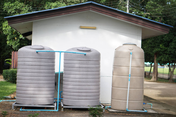 Velká vodní nádrž instalovaná venku pro skladování sladké nebo dešťové vody pro použití v domě nebo ubytování během léta nebo sucha. Vyrobeno ze speciálního materiálu, extra silné, UV ochrana, bez mechu.    - Fotografie, Obrázek