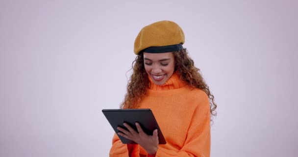 İnternetteki bir stüdyoda gülümseme, tablet ve genç bir kadın, mobil uygulama ya da sosyal medya. Kolombiya 'dan gelen mutlu, çevrimiçi ve kadın model arka planda dijital teknoloji olan bir web sitesinde blog okuyor. - Video, Çekim