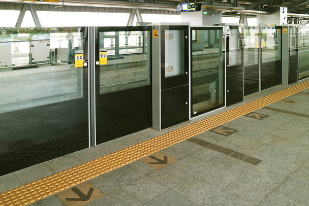 Portes d'écran de plate-forme de barrières demi-hauteur de la station de métro - Photo, image
