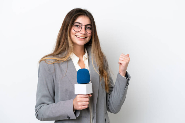 Giovane donna presentatore tv caucasico isolato su sfondo bianco che punta verso il lato per presentare un prodotto - Foto, immagini