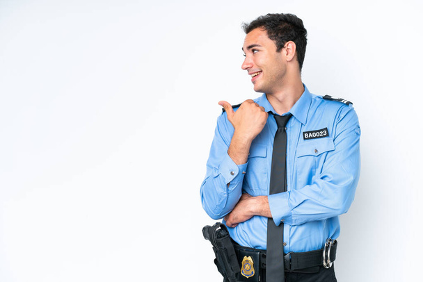 Молодий поліцейський білий чоловік ізольований на білому тлі, вказуючи на бік, щоб представити продукт
 - Фото, зображення