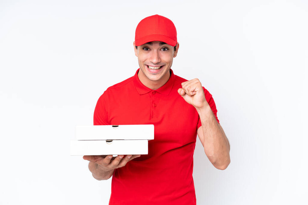 Pizza toimitus valkoihoinen mies työ yhtenäinen poimien pizza laatikot eristetty valkoisella taustalla juhlii voittoa voittajan asemassa - Valokuva, kuva