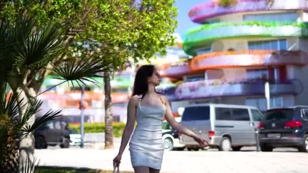 Chica en gafas de sol pasea por la calle del casco antiguo de Ibiza, y disfruta de un resort turístico. Imágenes de alta calidad 4k - Metraje, vídeo