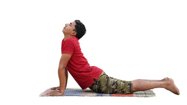 Sportlicher Junge macht Übungen für die flexible Wirbelsäule auf Studiohintergrund, Yoga-Asana aus der Surya Namaskar-Sequenz, Sonnengruß-Komplex, urdhva mukha shvanasana - Foto, Bild