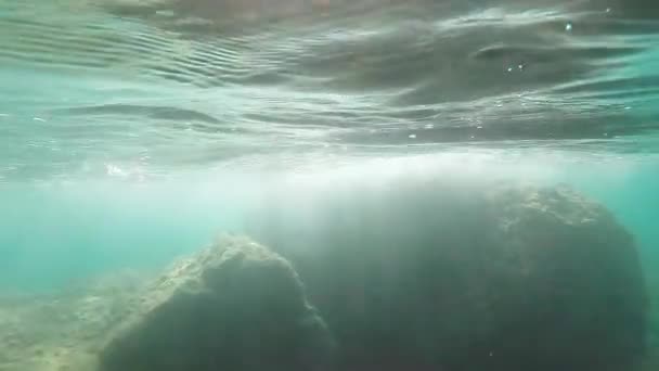Pod vodou v blízkosti skalních vln vlnící měkké - Záběry, video