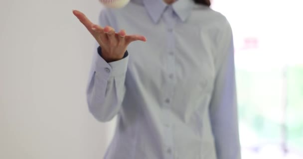 Mulher trabalhadora joga pequena bola de pé no escritório da empresa. Senhora de blusa joga com bola durante pausa para o café para relaxamento câmera lenta - Filmagem, Vídeo