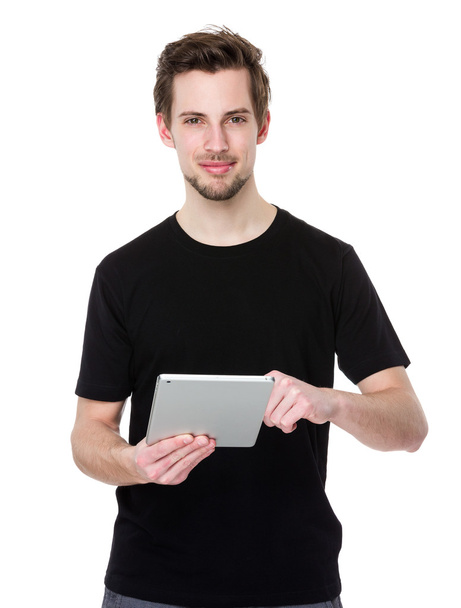 Homme utilisant une tablette numérique - Photo, image