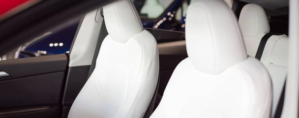 Panorama primera fila media SUV coche eléctrico de piel sintética con asientos de conducción y pasajeros, asientos de cuero sintético de primera calidad cuero artificial de tela, PVC. Cómodas sillas artificiales modernas - Foto, imagen