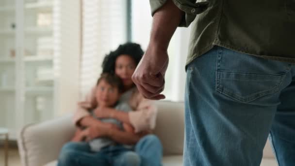 Perheväkivalta perheväkivallan aggressiivinen mies puristi nyrkki uhkaa osua peloissaan nainen vaimo piilottaa pieni poika poika lapsi aviomies hyökkäys tuntea pelkoa uhka vanhemmat konflikti kotiin taistella - Materiaali, video