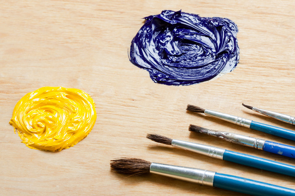 yağlı boya ve fırçalar paleti - Fotoğraf, Görsel