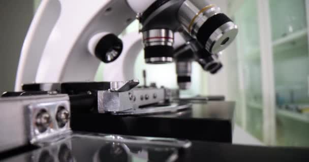 Mikroszkóp laboratóriumi vizsgálatok elvégzéséhez a klinika területén. Laboratóriumi rendelő bizonyos vizsgálatokhoz szánt, különböző lencséjű készülék - Felvétel, videó