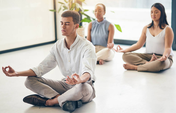 Yoga, bureau ou gens d'affaires se détendre dans la pose de lotus pour la santé mentale ou exercice de respiration ensemble. Responsable corporatif, wellness ou calme dans la méditation zen pour la gestion du stress ou la paix avec l "équipe. - Photo, image