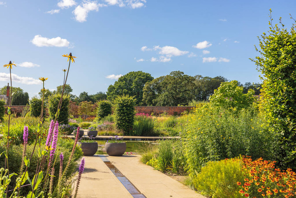 Worsley, Manchester, Reino Unido - 8 de agosto de 2023: La fuente de agua en el jardín de RHS Bridgewater en Salford es una atracción popular de un jardín público. - Foto, imagen