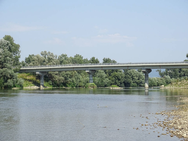 Puente sobre el río Somes en el condado de Maramures, Rumania - Foto, imagen