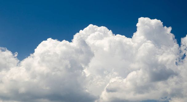 weiße Wolken in tiefblauem Sommerhimmel, natürlicher Hintergrund, Atmosphäre Fototapete - Foto, Bild