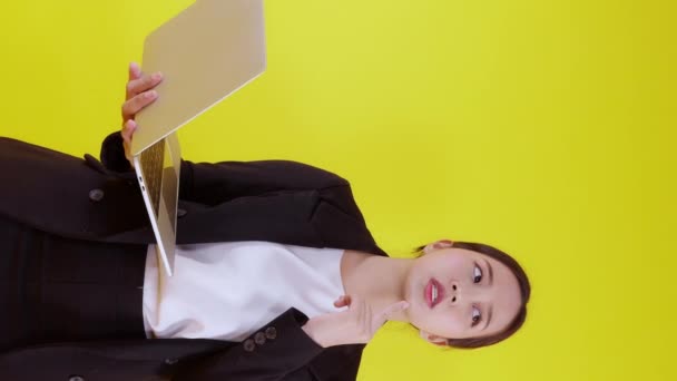 Portrét mladé asijské podnikatelky pomocí notebooku a přemýšlet nápad pro plánování a rozhodování s úspěchem na žlutém pozadí, štěstí obchodní žena pracuje na notebooku s přemýšlivý pro úspěch. - Záběry, video