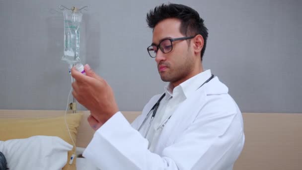 Porträt junger asiatischer Arzt hält Spritzennadel Insulin im Zimmer im Krankenhaus, Medizin- und Versicherungskonzept. - Filmmaterial, Video