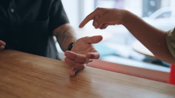 Dwóch mężczyzn dotyka delikatnie rąk podczas romantycznego spotkania w kawiarni. Nieznany mężczyzna w czarnej koszuli trzymający rękę młody partner czujący miłość szczęścia. Para homoseksualistów wyrażających uczucia w barze. - Materiał filmowy, wideo