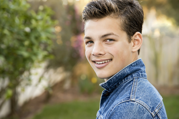 Smiling teenage boy - Foto, imagen