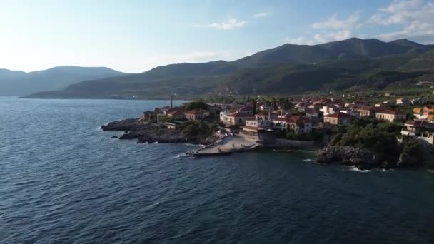 Vista aérea da maravilhosa aldeia costeira de Kardamyli, Grécia, localizada na área de Messenian Mani. É um dos lugares mais bonitos para visitar na Grécia, Europa - Filmagem, Vídeo
