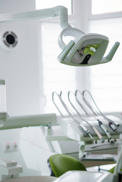 Modern fogorvosi rendelő. Fogorvosi eszközök. A klinika fogorvosának munkahelye - Fotó, kép