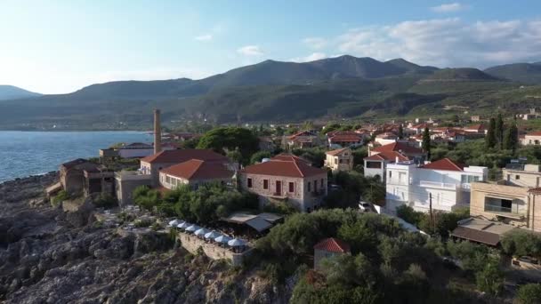Luftaufnahme des wunderschönen Küstenortes Kardamyli, Griechenland, gelegen in der Messenian Mani Gegend. Es ist einer der schönsten Orte in Griechenland, Europa - Filmmaterial, Video