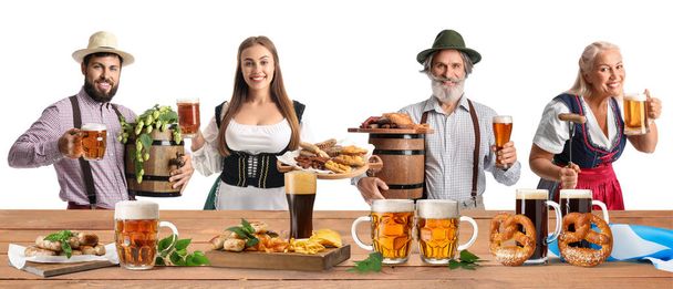 Довгий банер з людьми в традиційному німецькому одязі, зі смачним пивом і закусками на столі. святкування Октоберфесту - Фото, зображення