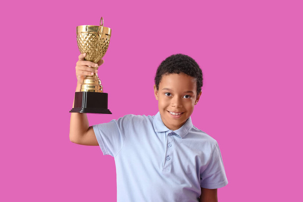 Mor arka planda ödül kupasıyla şık üniformalı zeki Afro-Amerikan öğrenci. - Fotoğraf, Görsel